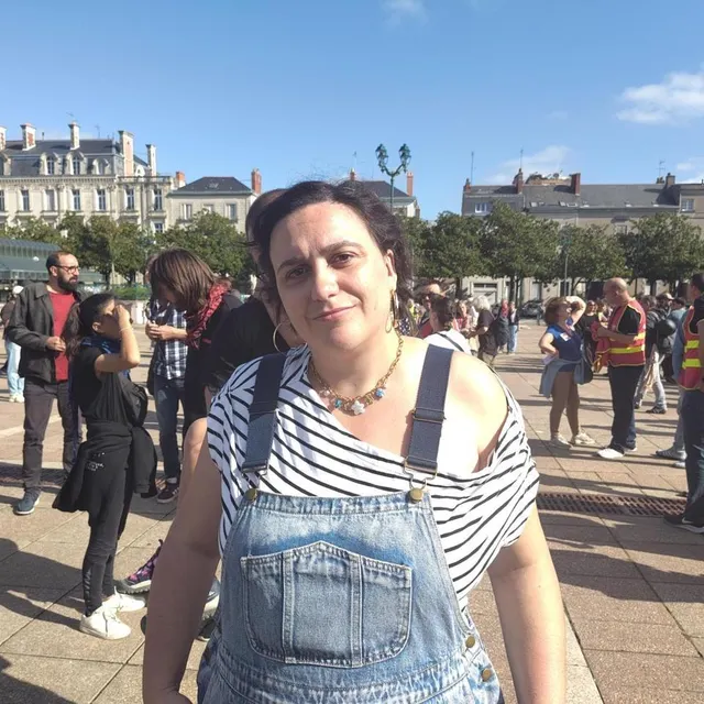 photo charlotte manifeste avec sa fille et dénonce la politique d’emmanuel macron.  ©  ouest-france