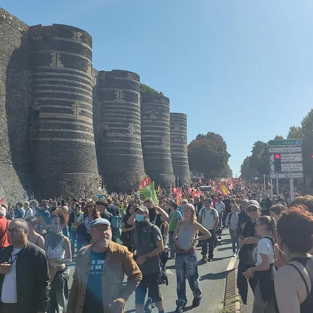 photo les manifestants près du château d’angers.  ©  ouest-france