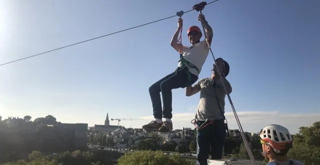 photo  nicolas courant teste la tyrolienne éphémère installée pour les 200 ans de son entreprise.  &copy;  ouest-france 