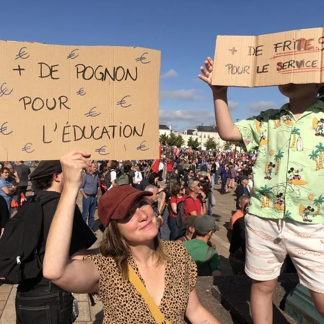 photo « plus de pognon pour l’éducation », affiche une manifestante.  ©  ouest-france