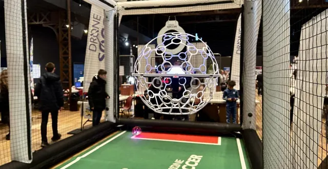 photo  le drone soccer se pratique dans une arène, un espace clos qui ressemble à un petit terrain de football.  &copy;  archives ouest-france 