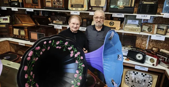 photo  guy louis, et sa femme pierrette dans leur musée personnel.  &copy;  ouest-france 