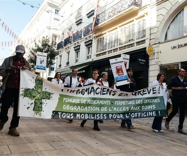 photo un cortège de pharmaciens s’est composé en marge du cortège principal.  ©  ouest-france
