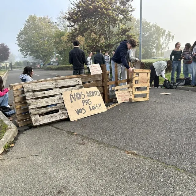 photo au lycée d’estournelles-de-constant, des lycéens ont dressé une barricade.  ©  ouest-france