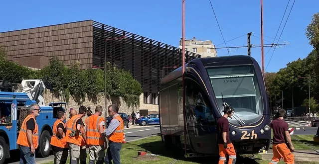 photo  une rame de tramway de la ligne t2 a déraillé ce matin du jeudi 18 septembre 2025, devant le lycée montesquieu, près de l’arrêt jacobins-quinconces, au mans (sarthe).  &copy;  ouest-france 
