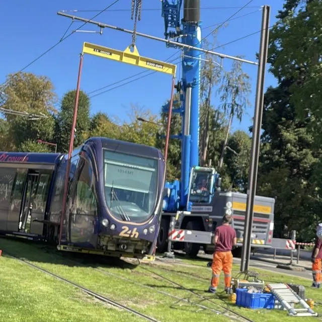 photo le tram a été remis sur ses rails et remorqué jusqu’au dépôt, pour une expertise.  ©  ouest-france