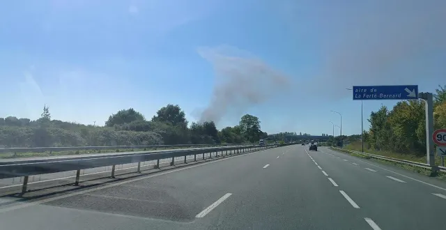photo  la fumée était visible jusque sur l’autoroute a11 à l’entrée de la ferté-bernard.  &copy;  le maine libre 