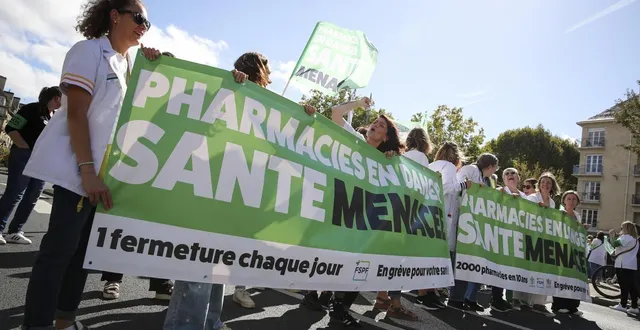 photo  en grève, des pharmaciens, venus de toute la normandie, ont défilé dans les rues de caen (calvados), à partir de 15 h, ce jeudi 18 septembre 2025, pour protester contre un décret abaissant la remise commerciale sur les médicaments génériques.  &copy;  charles bury / ouest-france 