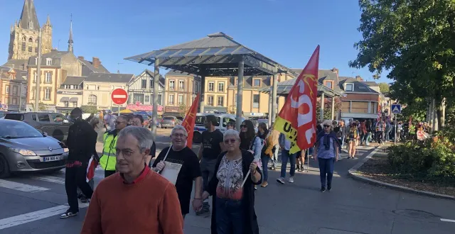 photo  entre 250 et 300 personnes étaient mobilisées à l’aigle (orne).  &copy;  ouest-france 