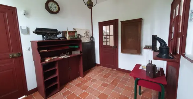 photo  le bâtiment des voyageurs a été restauré par des bénévoles amoureux du petit train qui sillonnait la campagne. on se présentera au guichet pour prendre son billet de train.  &copy;  co 