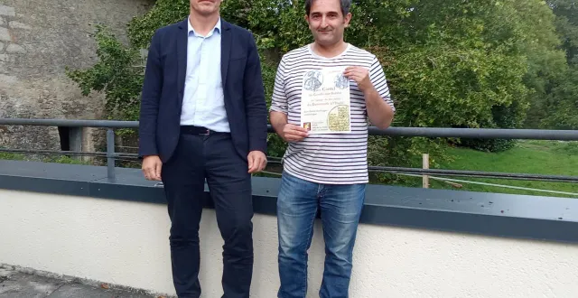 photo  archéologue et historien passionné du patrimoine, l’alençonnais jean-david desforges (à droite) présentera une conférence ce soir.  &copy;  ouest-france 