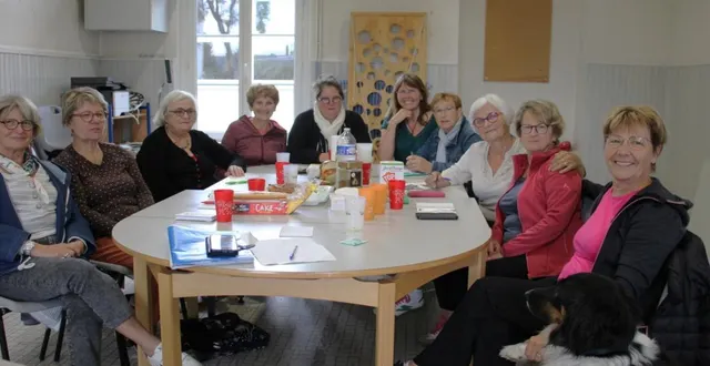 photo  une partie de l’équipe de bénévoles du ciné-mardi autour d’un petit-déjeuner de rentrée pour discuter de l’organisation de la nouvelle saison, avec la mascotte, phoenix.  &copy;  ouest-france 