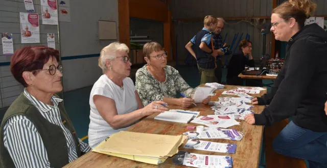 photo  des bénévoles étaient présentes au forum pour informer sur la nouvelle activité.  &copy;  le maine libre 