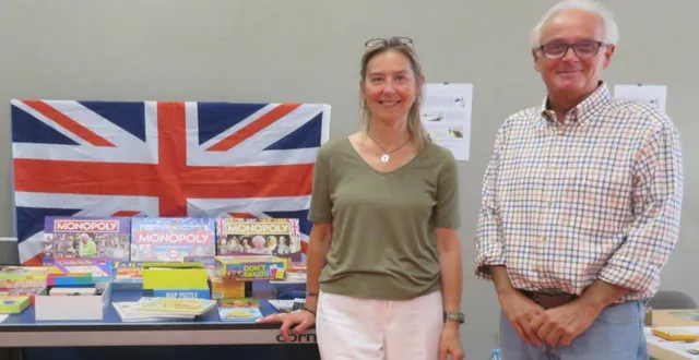 photo  sophie, enseignante en anglais avec patrick le rouzic, responsable section anglais.  &copy;  le maine libre 