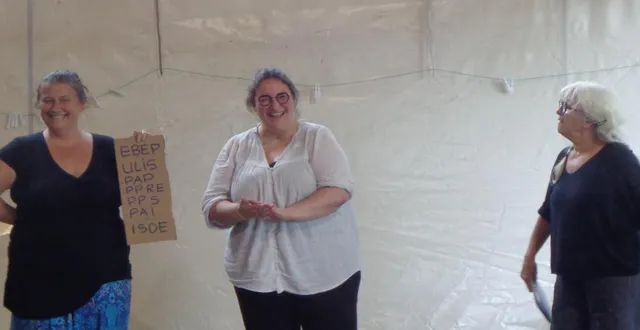 photo  les intervenantes lors d’une conférence gesticulée ayant pour thème « comment en est-on arrivé là », sur l’école publique.  &copy;  co 