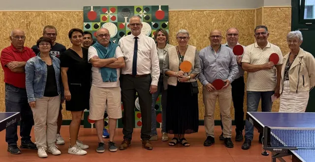 photo  sylvain lefebvre, 1er adjoint, est entouré d’élus et des représentants du tennis de table.  &copy;  co 