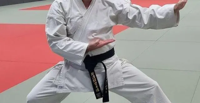 photo  eric paris, 3e dan, encadre les séances d’entraînement de karaté avec anthony regnier.  &copy;  ouest-france 