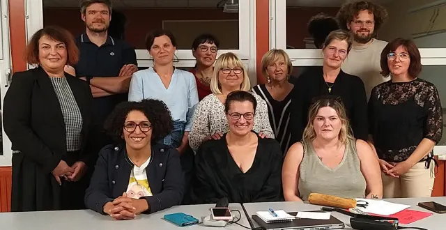 photo  les membres de l’aipe en présence de liliane maingard, vice-présidente de la commission ccas, emploi, seniors et petite enfance et nadia boutimah vice-présidente de la commission affaires scolaires et jeunesse.  &copy;  ouest-france 