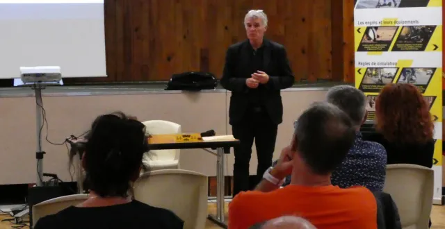 photo  mercredi soir, en salle des loisirs, 25 personnes assistaient à la réunion municipale sur la sécurité routière, animée par yannick le-neuder, chargé de mission. en france, sur la route, il y a eu 3 190 tués, dont 887 seniors, et 16 000 blessés en 2024. en sarthe, il y a eu 26 tués et déjà 29 en 2025. les participants ont pu actualiser leur savoir avec un quiz de 30 questions.  &copy;  ouest-france 