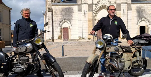 photo  christian fourgous et jean-pierre maureille, membres du rétro motocyclettes sarthoises (rms), préparent la balade automnale de leur club autour de mayet.  &copy;  ouest-france 