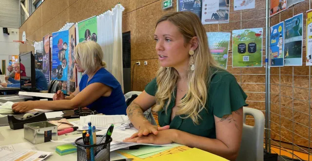 photo  la nouvelle directrice du val de vray, ludivine labbé, a profité du forum des associations pour distribuer la plaquette.  &copy;  ouest-france 