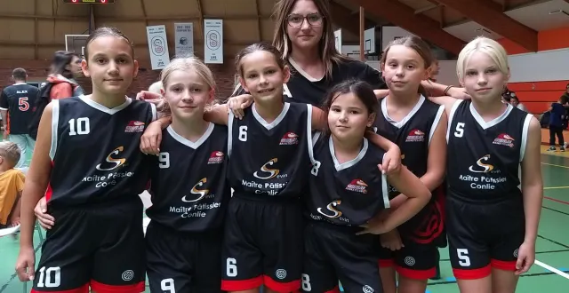 photo  annae, callie, azylis, ilyëna, lily rose et gabrielle, les joueuses de conlie, avec leur coach, emma.  &copy;  ouest-france 