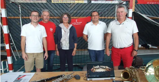 photo  le président jean luc fournigault (2e à droite) et quelques musiciens de l’harmonie.  &copy;  ouest-france 