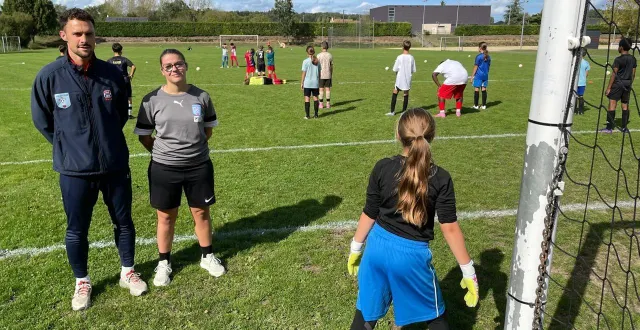 photo  jordan allaire et lola piron, responsable technique et entraîneuse du rcf, lors de la première séance de foot sur le temps scolaire ce vendredi 12 septembre 2025.  &copy;  le maine libre – louis gohin 