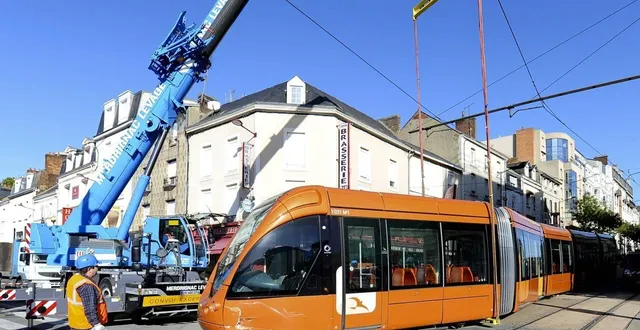 photo  le 30 octobre 2017, le tramway avait déraillé devant la gare après une collision avec une voiture.  &copy;  archives le maine libre - yvon loué 