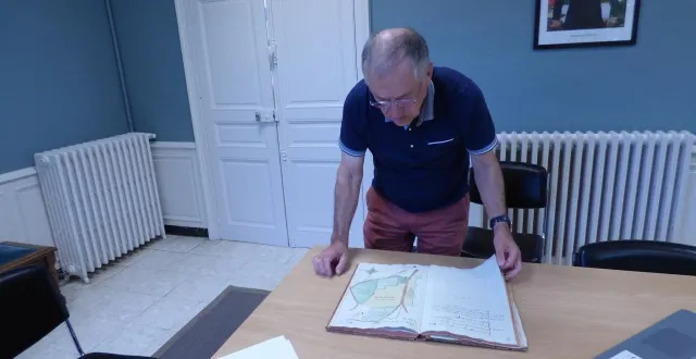 photo  philippe gouin, conseiller municipal de bazouges-cré-sur-loir, dans le sud de la sarthe, a étudié le cartulaire pour en extraire les parties les plus intéressantes. celles-ci seront présentées et expliquées lors de l’exposition organisée samedi 20 septembre 2025, à l’occasion des journées européennes du patrimoine.  &copy;  ouest-france 