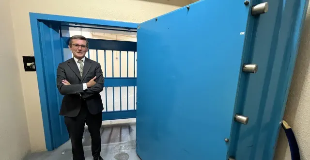 photo  gilles bonal, le directeur de la banque de france, dans l’ancienne salle des coffres.  &copy;  ouest-france. 