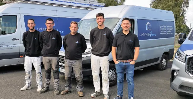 photo  thomas (à droite) qui a créé l’entreprise seul il y a dix ans, et ses salariés. de g. à d. : momo, aurélien, anthony et alexandre (manque dimitri).    &copy;  le maine libre 