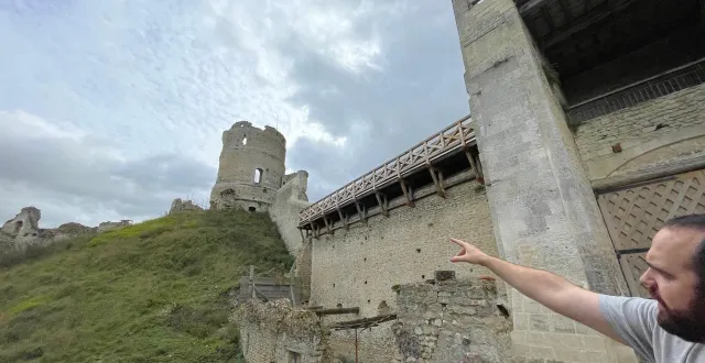 photo  l’association héritage historique propose toute l’année des chantiers bénévoles pour rénover la forteresse médiévale châteauneuf-sur-epte (eure). franck bucher, un des cadres de l’association, montre le donjon qui sera rénové et permettra une vue incroyable sur la frontière historique orientale du duché de normandie.  &copy;  ouest-france 