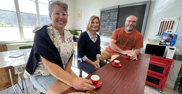 photo  nathalie leroy-duprey, mathilde plu, ronan houssin dans le café associatif installé dans l’ancienne mairie de saint-gervais-en-belin.  &copy;  ouest-france. 