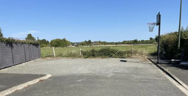 photo  les voiries ont été pensées pour engager la phase 2. elles s’arrêtent en limite avec l’actuelle prairie amenée à être aménagée.  &copy;  co 