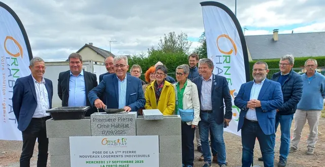 photo  philippe van-hoorne, vice-président d’orne habitat, a posé la première pierre pour la construction de six logements, rue joseph-ruest, à la ferté-macé (orne), en présence de michel leroyer, le maire, d’olivier bitz et de chantal jourdan, parlementaires, et de nombreux élus.  &copy;  ouest-france 