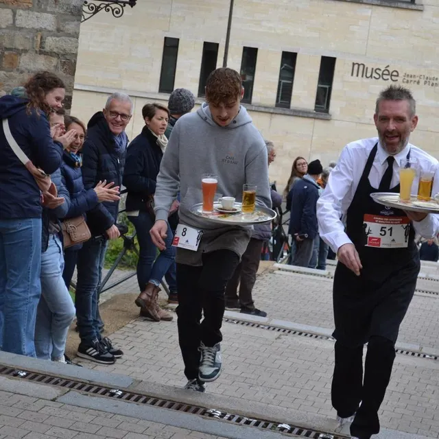 photo la montée des marches de l’hôtel de ville du mans demande de l’adresse.  ©  archives ouest-france