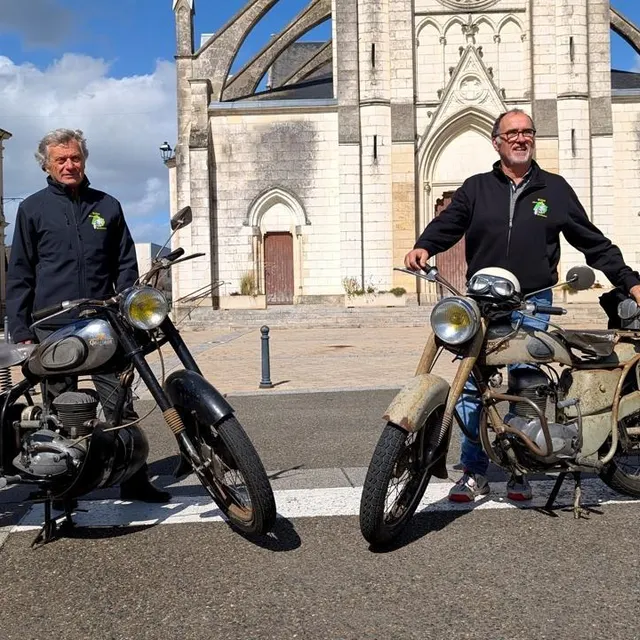 photo christian fourgous et jean-pierre maureille membres du rétro motocyclettes sarthoises (rms) préparent la balade automnale autour de mayet.  ©  ouest-france