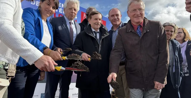 photo  accompagné des édiles, gérard déprez, président de loxam (3e en partant de la gauche) est venu planter un arbre à l’entrée du futur centre de réemploi, symbole de l’économie circulaire qu’il promeut.  &copy;  ouest-france 