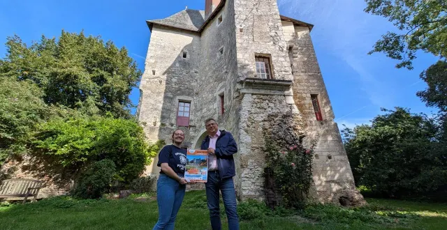 photo  ilona cordeau, archéologue et historienne, va présenter ses travaux autour du château du fort des salles, à mayet (sarthe). le maire, pierre ouvrard, soutien l’initiative.  &copy;  ouest-france 