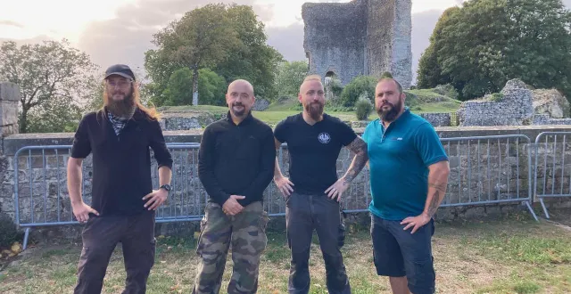 photo  rodolphe duclos (deuxième à droite), et son association pvmd, proposent un marché médiéval le dernier week-end de septembre 2025.  &copy;  ouest-france 