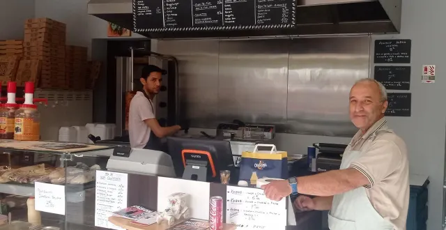 photo  ismaël, le cuisinier, et rachid, le gérant du mistral food, à domfront-en-poiraie (orne).  &copy;  ouest-france 