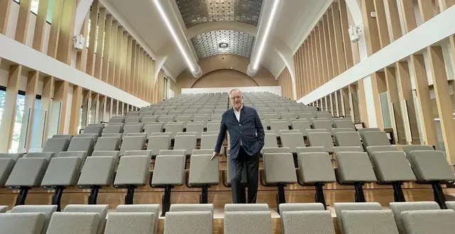 photo  angers, 18 septembre 2025. philippe tuffreau, président du crédit mutuel anjou, dans la salle aux alambics qui dispose de 190 sièges rétractables.  &copy;  co – anthony pasco 