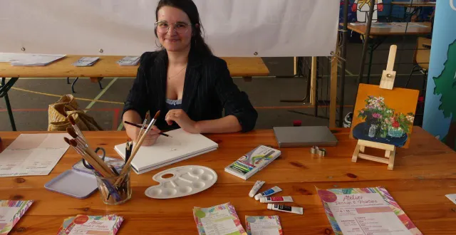photo  faustine propose de transmettre sa passion pour le dessin et la peinture.  &copy;  ouest-france 