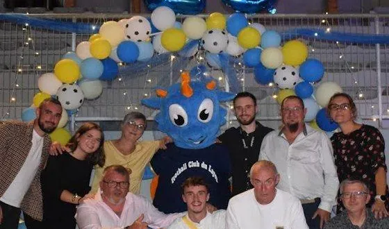 photo  à gauche : les organisateurs des 25 ans du fc layon, samedi 13 septembre, avec la nouvelle mascotte du club, un dragon. à droite : les seniors en août 2000, en compagnie de leur entraîneur, jacques maupilier.  &copy;  co 