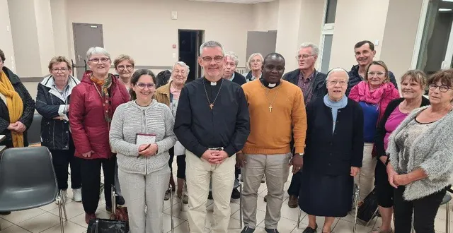 photo  le père emmanuel jamin et le père alain foti, entourés de paroissiens pour préparer la rentrée pastorale.  &copy;  ensemble paroissial 