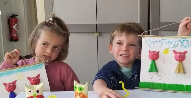 photo  alba (à gauche) et robin (à droite) ont fait travailler leur sens artistique à l’atelier fête de l’automne.  &copy;  ouest-france 