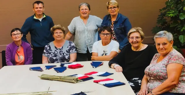 photo  de gauche à droite : hubert touet, françoise touet, monique legeay, thérèse leproust, martine guevelou, josette pasquier, danielle lacoste et ginette haguet ont participé à l’élaboration de ces drapeaux tricolores.  &copy;  ouest-france 
