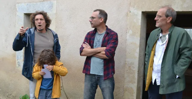 photo  à l’entrée du magnifique rez-de-chaussée du moulin les trois artistes expliquent leur travail.  &copy;  le maine libre 