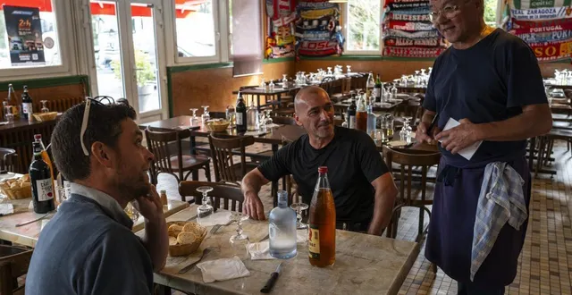 photo  stéphane jousse, le patron des lieux, aux petits soins de ses clients pour prendre leurs commandes.  &copy;  photo : le maine libre - denis lambert 